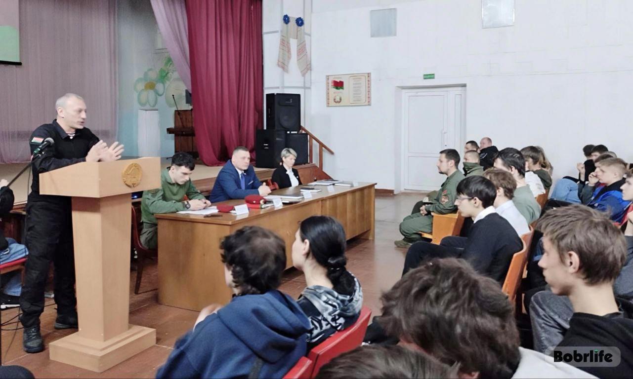 Молодежи – о военно-патриотическом воспитании и трудовой деятельности. Диалоговая площадка прошла в индустриально-строительном колледже Бобруйска