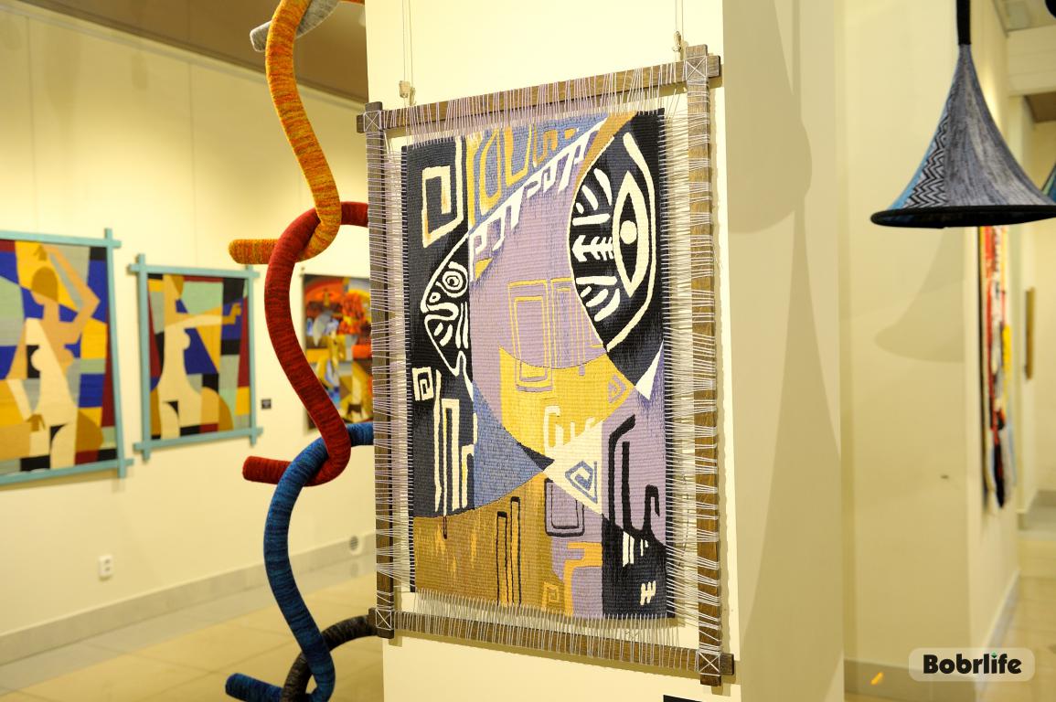 Живое тепло. В Бобруйске открылась выставка «Текстильный арт-код»