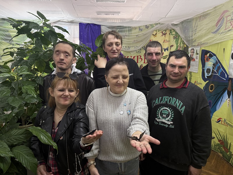 Участники ТЦСОН Ленинского района Бобруйска посетили выставку живых экзотических бабочек 
