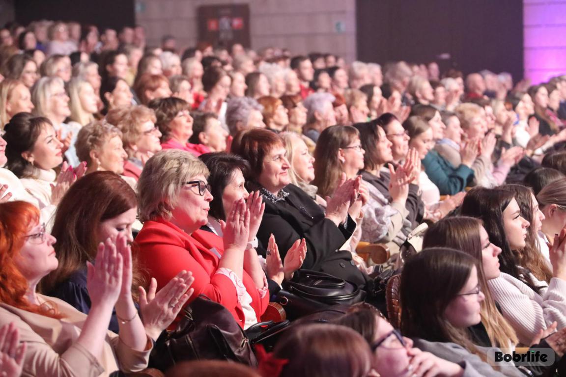 Весна в лучах софитов. Во Дворце искусств чествовали прекрасную половину Бобруйска