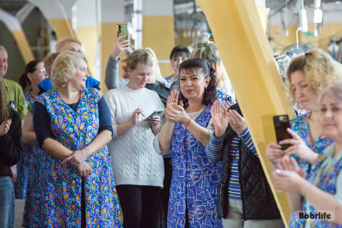 Дыхание весны. В преддверии Дня женщин в Бобруйске устроили настоящий концерт для прекрасной половины человечества прямо в рабочих цехах