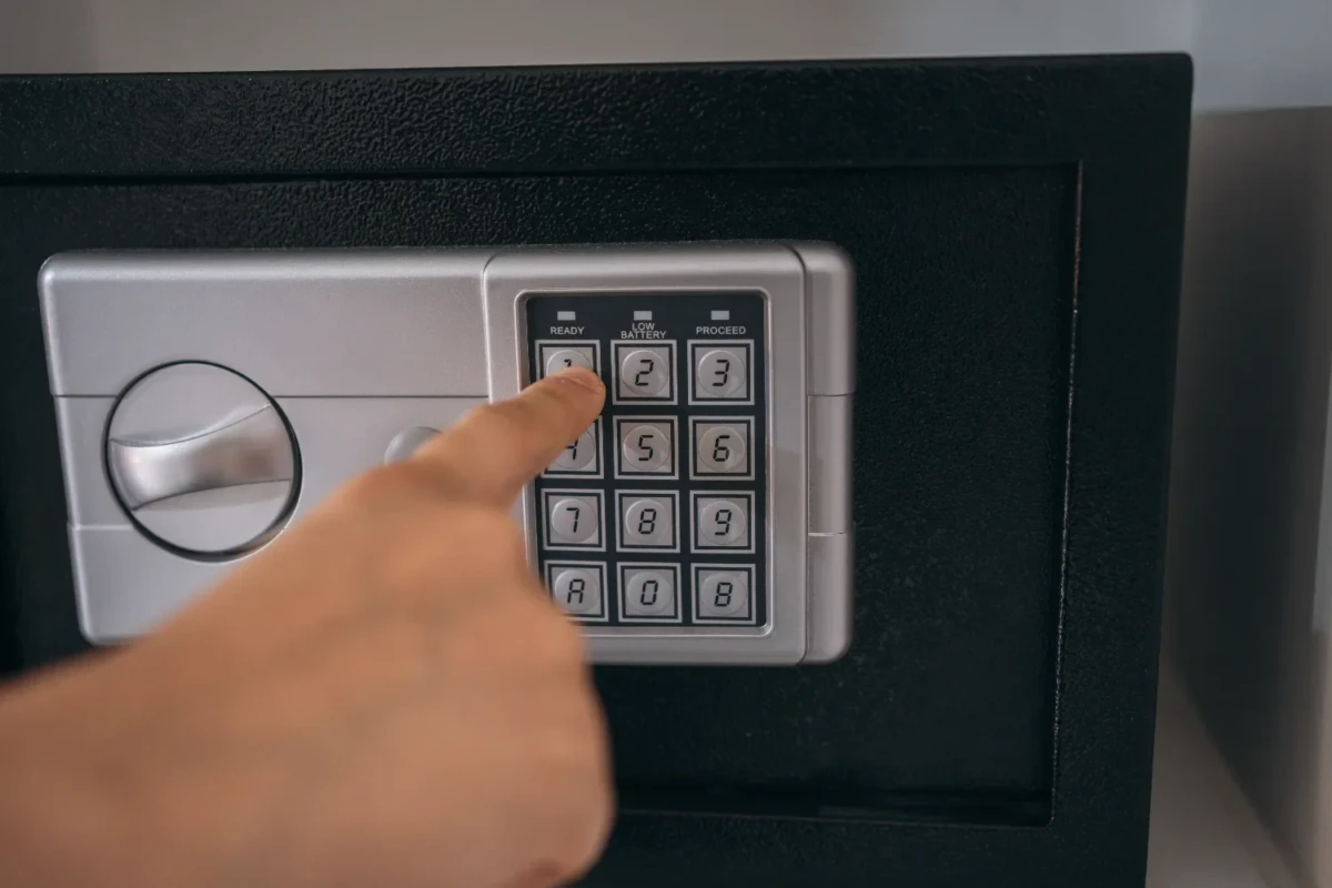 Ночной вор. В Бобруйске вскрыли сейф магазина