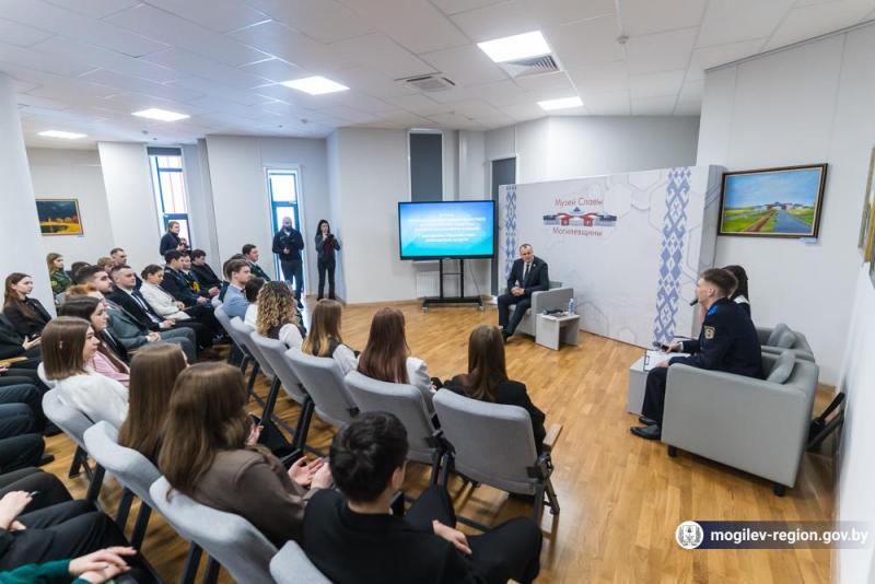 Председатель облисполкома Анатолий Исаченко встретился сегодня с молодыми специалистами региона в Музее Славы Могилевщины. На традиционную ежегодную встречу собрались порядка 50 молодых людей, чтобы задать волнующие вопросы и определить задачи на будущее.