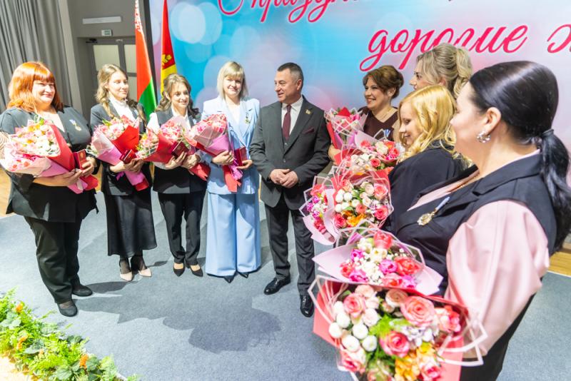 «Мои дети – это крылья за спиной»: орден Матери вручили восьми жительницам Могилевщины