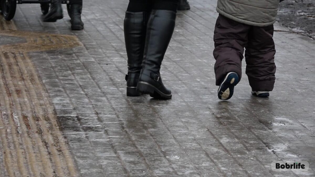 МЧС призывает белорусов править особую осторожность на дорогах из-за гололедицы