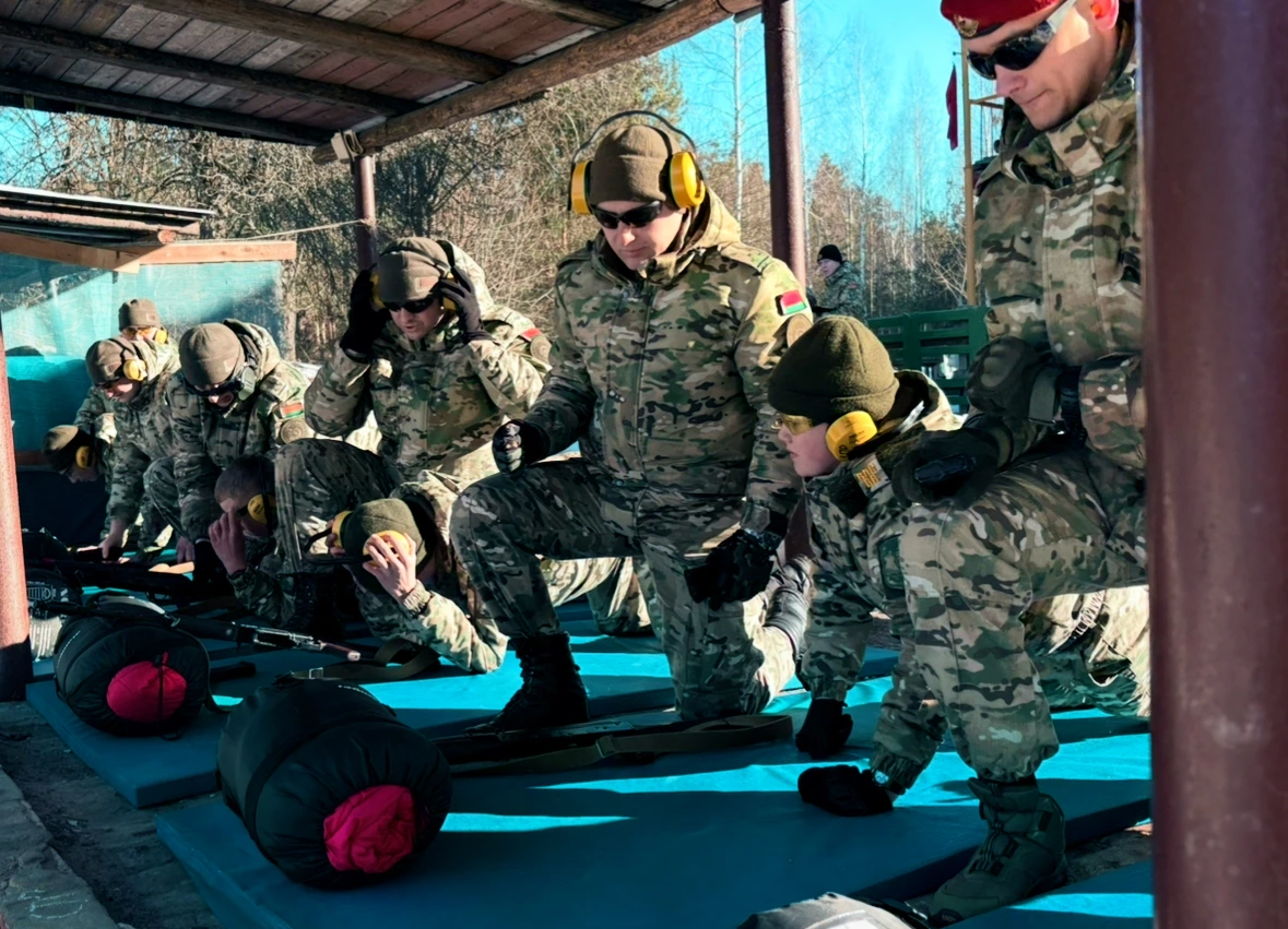 Армейская закалка по-бобруйски. Воспитанники «Зубра» упражнялись в огневой подготовке