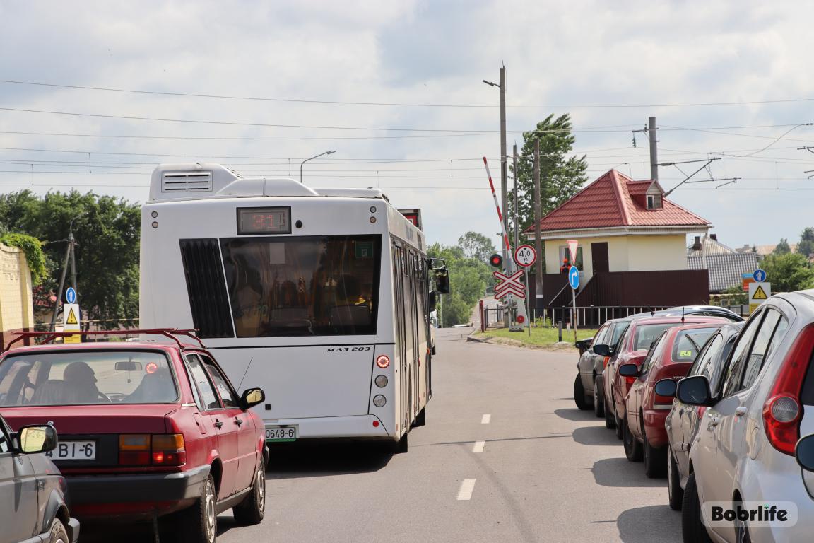 Автомобиль против поезда. Правоохранители напоминают о правилах безопасности на железнодорожном переезде