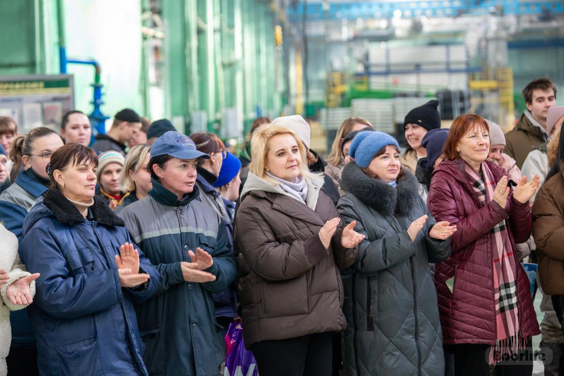 Музыкальный подарок. Работниц «Бобруйскагромаша» поздравили с наступающим Днем женщин
