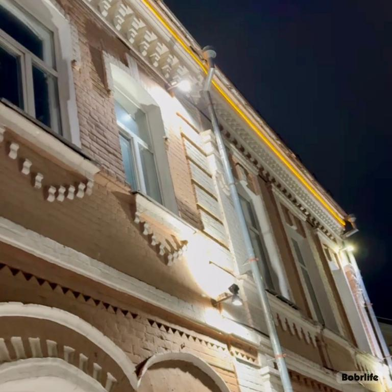 Арбат будет сиять. Здание «Бобруйскжилкомхоза» украсила архитектурная подсветка