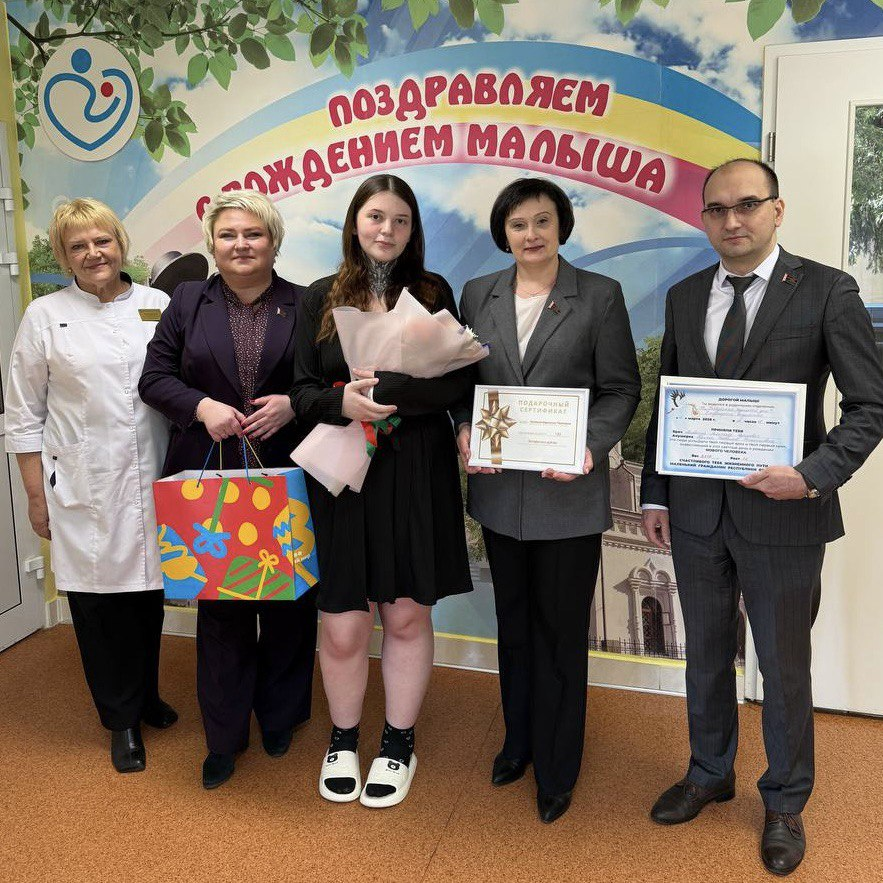 От вековой мудрости до первого вздоха. Депутаты Палаты представителей посетили ветеранов войны и поздравили маму, которая родила в День Конституции