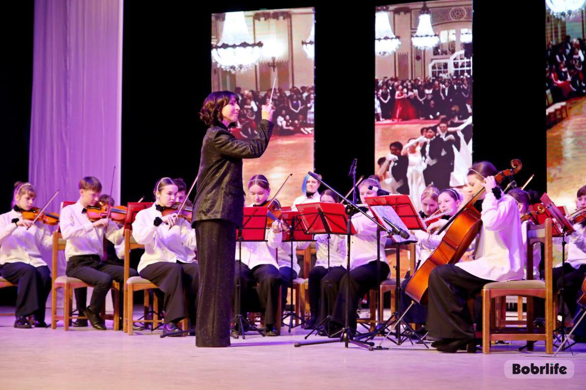 Волновать сердца и соединять эпохи. Во Дворце искусств Бобруйска состоялся концерт солистов и творческих коллективов ДШИ №2 имени В. В. Оловникова