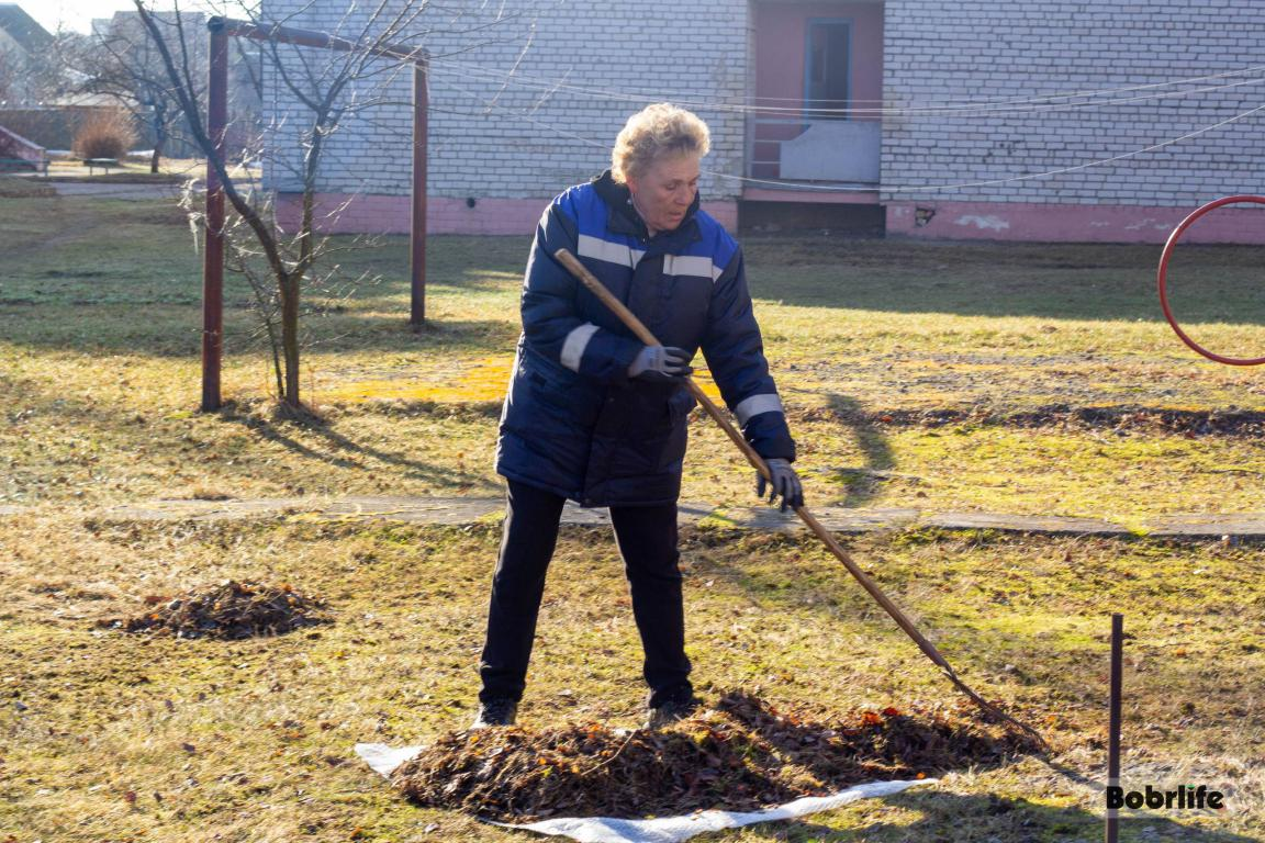 На улице Энергетиков дружный коллектив ЖРЭУ Первомайского района вышел на уборку придомовых территорий