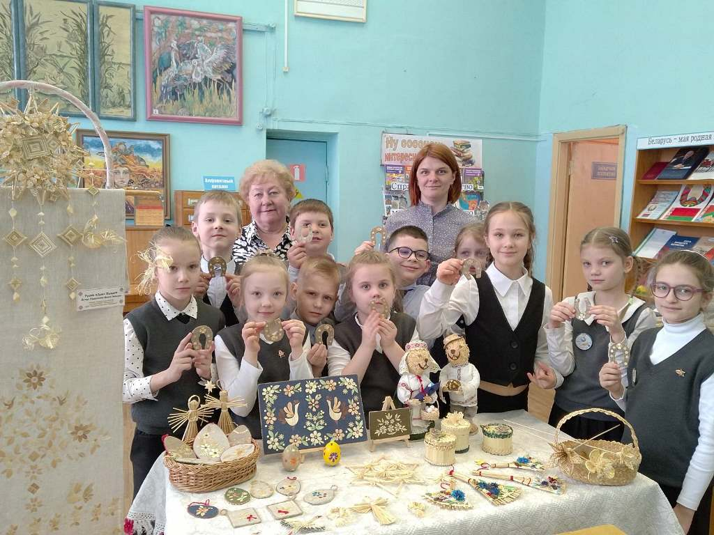 Школьники Бобруйска освоили азы соломенной аппликации. Мастер-класс прошел в библиотеке имени Гайдарам