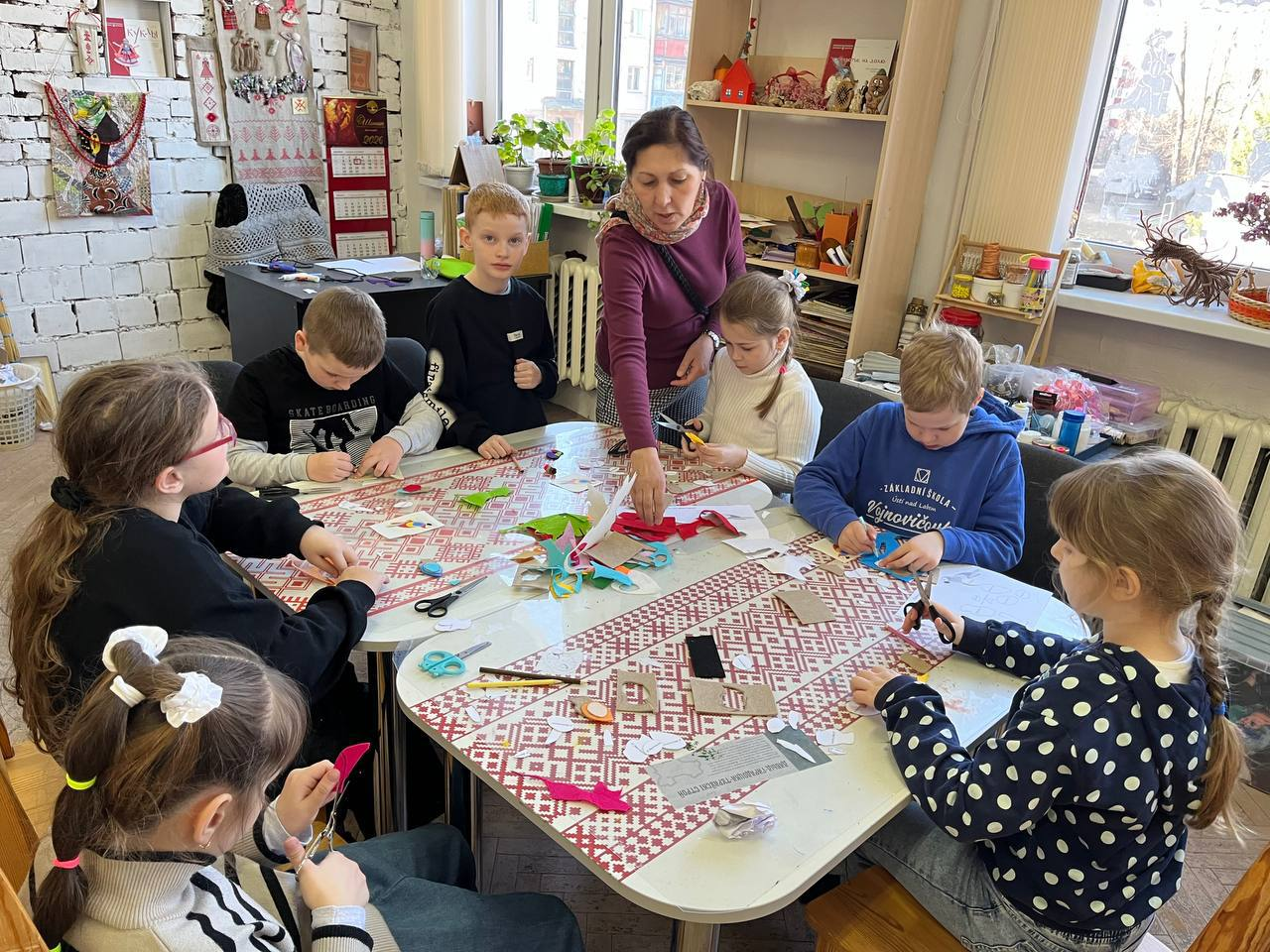 Весенние каникулы бобруйских школьников в «Улыбке». Ребята мастерили птичек из фетра и учились правилам пожарной безопасности