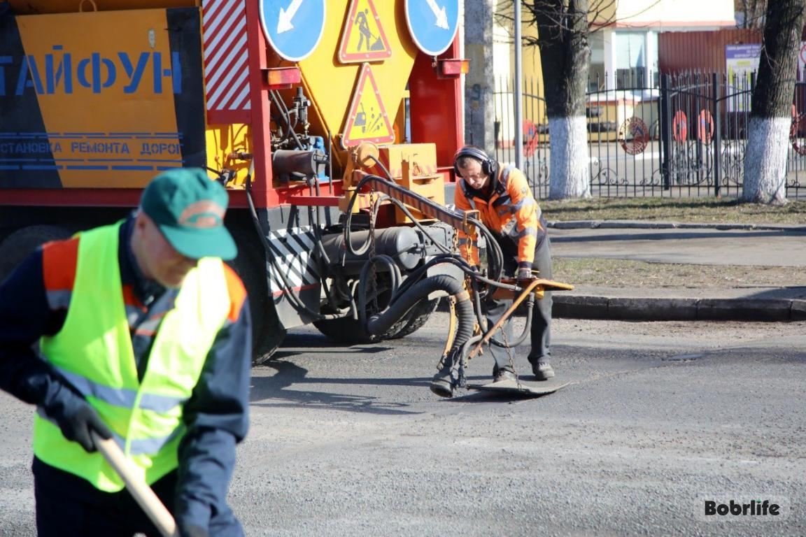 Битум на асфальте. В Бобруйске набирают обороты дорожные ремонтные работы