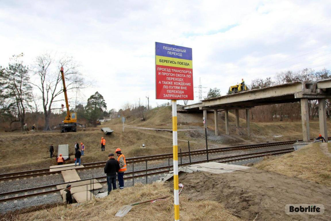 Уже работает. На путепроводе на улице К. Маркса в Бобруйске поставили временный переход
