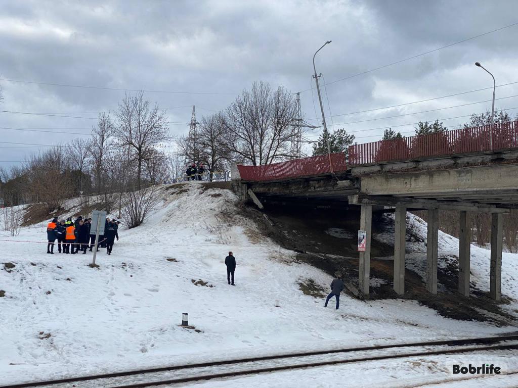 В Бобруйске произошла деформация пролета пешеходной части моста на ул. К. Маркса. Движение перекрыто, на месте работают экстренные службы