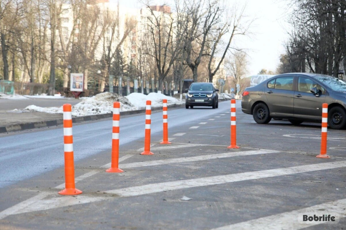 Машины не оставлять. В Бобруйске оградили парковочную зону на пересечении улиц Социалистической с Карла Либкнехта и Московской