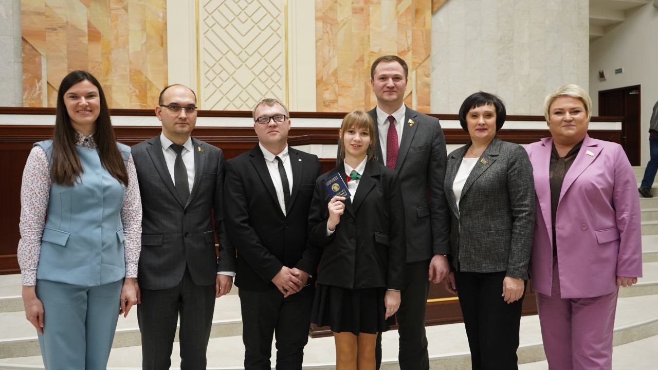 Не только права, но и обязанности перед Родиной. Милане Чичериной из Бобруйска вручили паспорт в Палате представителей Республики Беларусь