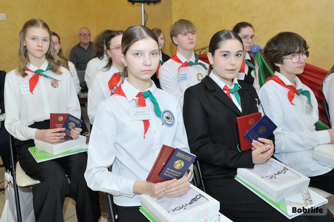 Гордость быть гражданином любимой страны. Бобруйским учащимся вручили первые паспорта накануне Дня Конституции