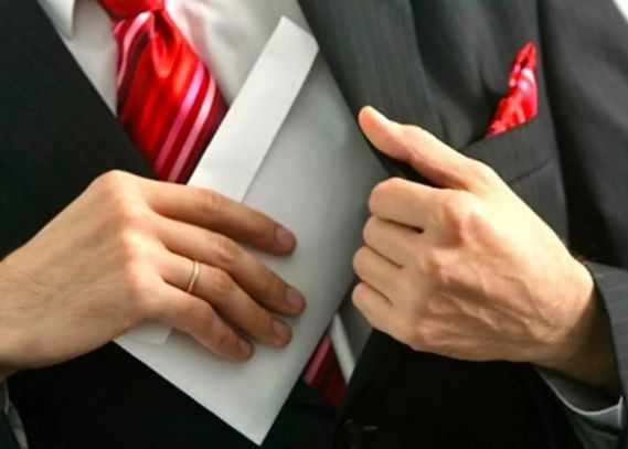 О фактах выплаты заработной платы в конверте следует информировать налоговые органы