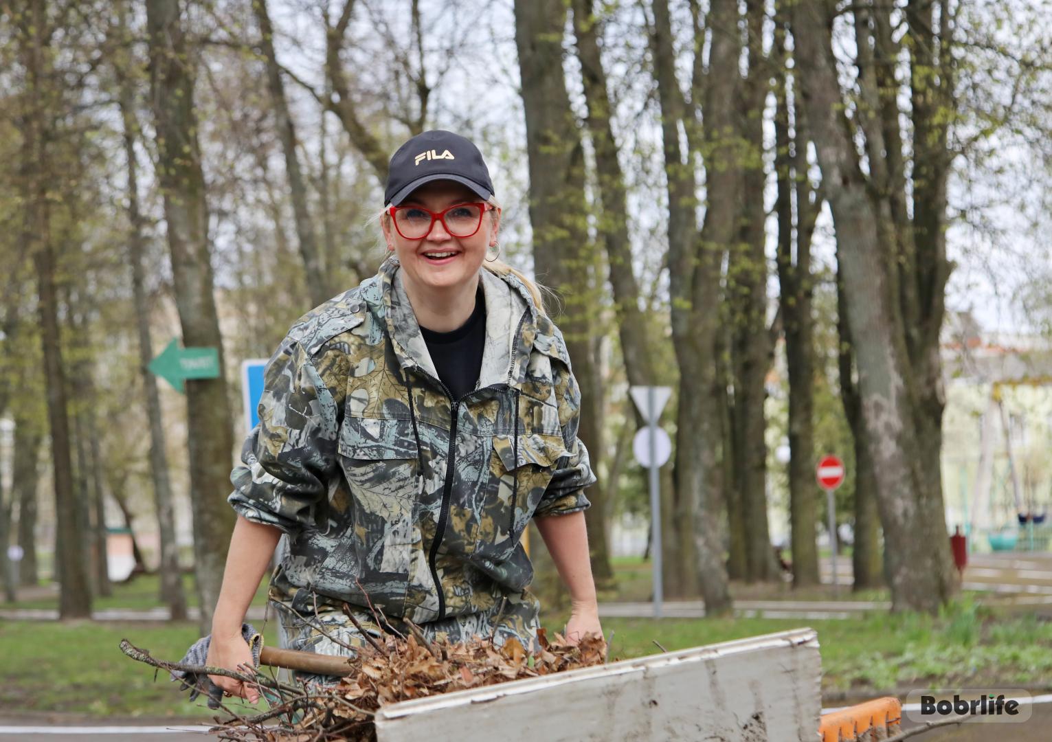 Вместе принялись за дело. Чистоту и красоту наводят жители Бобруйска на республиканском субботнике