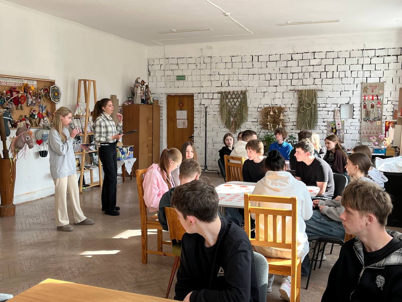 Студенты Бобруйского лесотехнического колледжа отправились в космическую одиссею. Игра в лото, вопросы о Вселенной и море позитива ждали их накануне Дня космонавтики