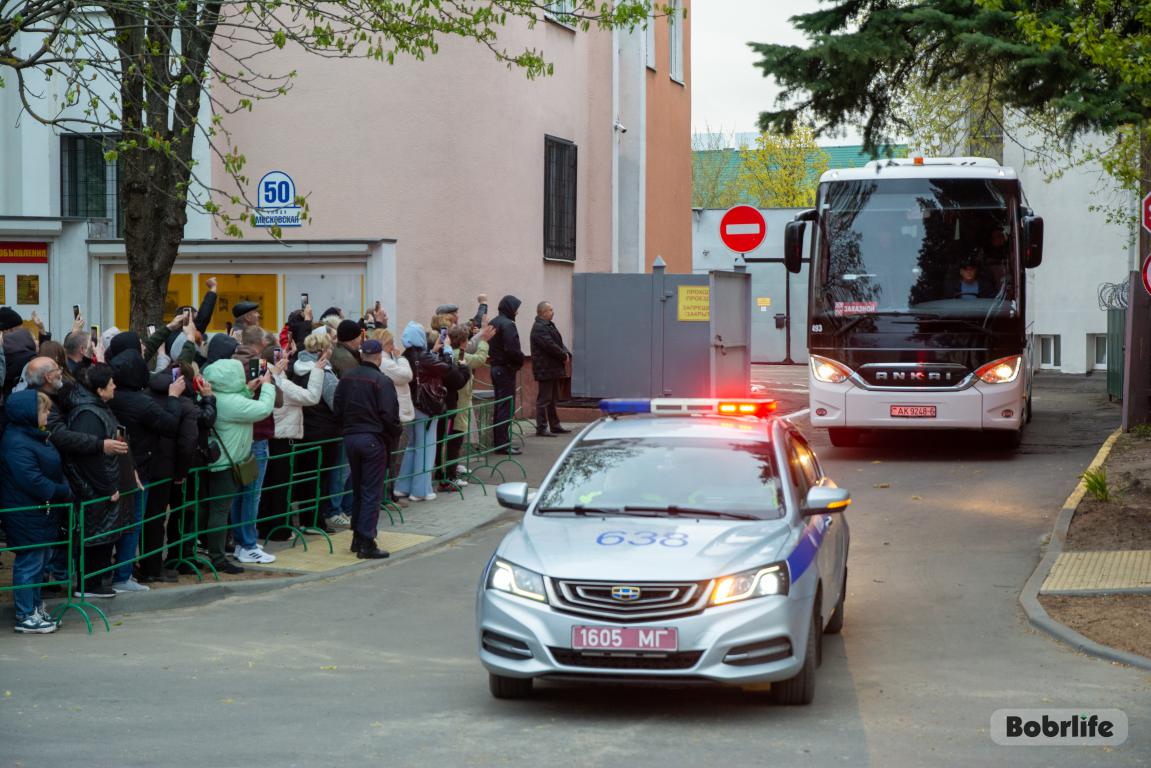 Ушли, но обещали вернуться. В Бобруйске стартовала отправка призывников к местам несения службы