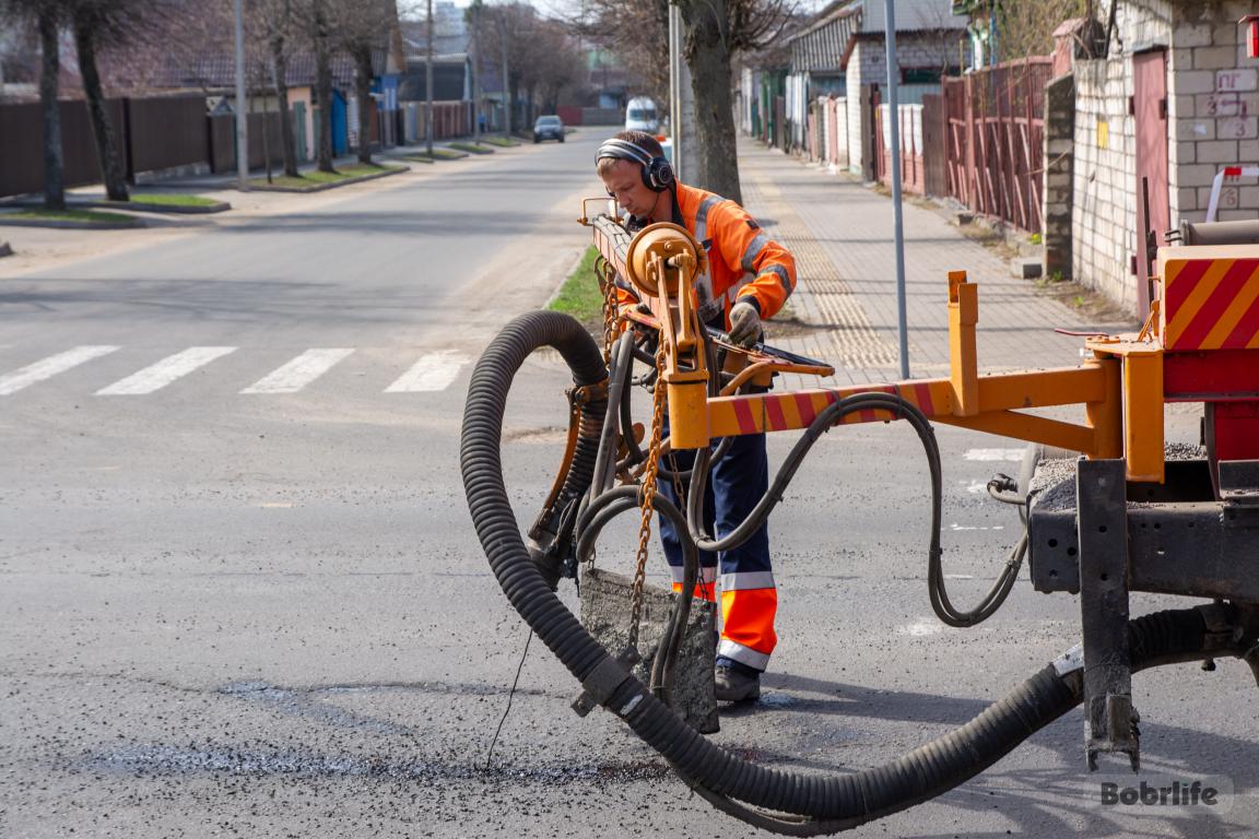 В Бобруйске ремонтируют асфальт на проезжей части