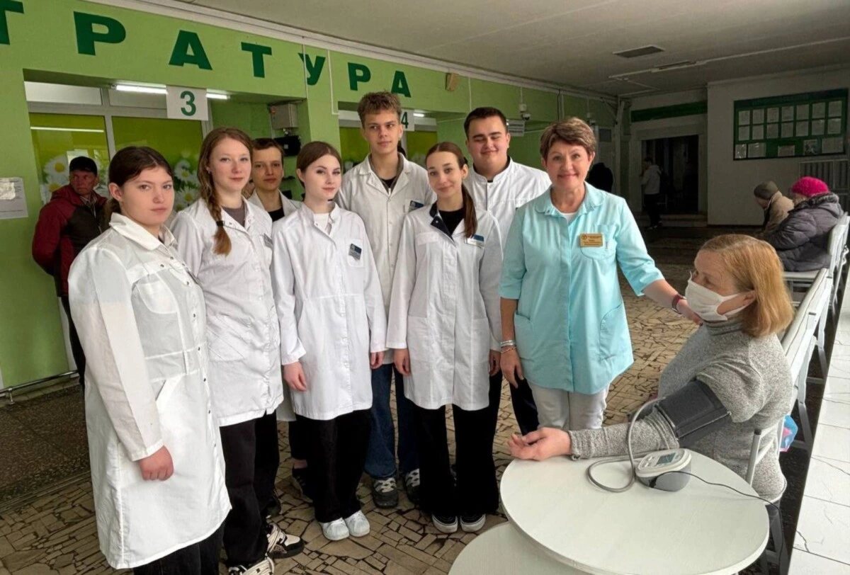 Бобруйская поликлиника №1 устроила масштабную акцию в День здоровья. Будущие медики учили горожан не болеть
