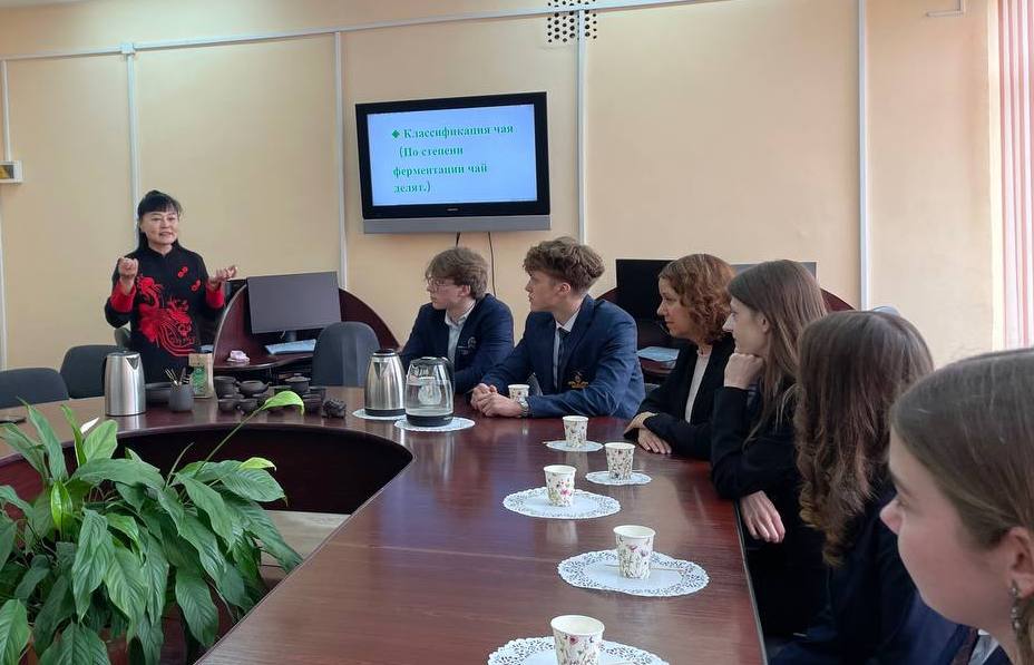 Диалоговая площадка, чайная церемония, мастер-класс. В Бобруйске обсудили вопросы сотрудничества с Институтом Конфуция