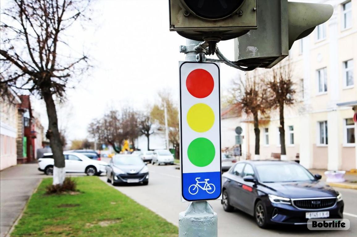 Не сбавляя хода. На пересечении улиц К. Маркса, Орловского и пер. Б. Хмельницкого велосипедистам разрешили не спешиваться