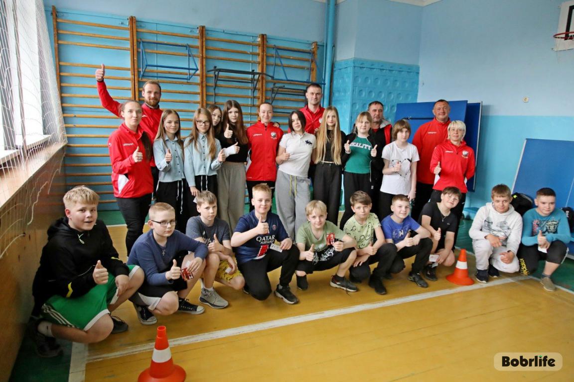 Урок футбола. Игроки «Белшины» побывали в СШ №12 Бобруйска