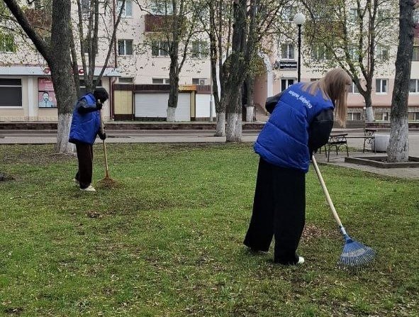 Активисты ОО «БРСМ» внесли свой вклад в благоустройство родного города, приняв активное участие в республиканском субботнике