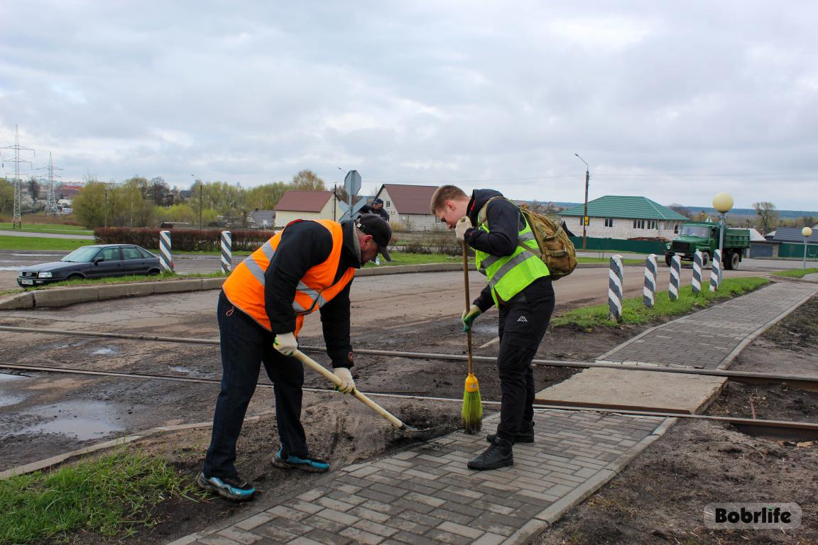 Тепло не только в трубах, но и в делах. Работники службы электрохозяйства филиала «Бобруйские тепловые сети» присоединились к республиканскому субботнику