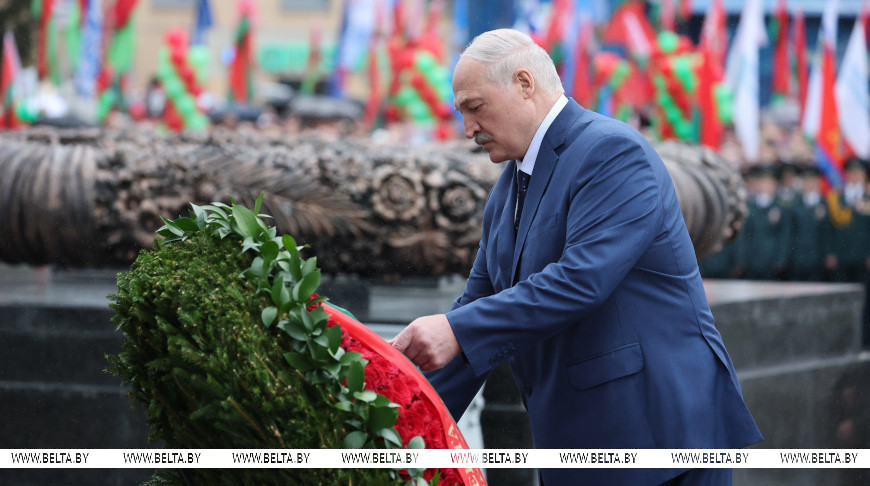 Александр Лукашенко в Минске возложил венок к монументу Победы