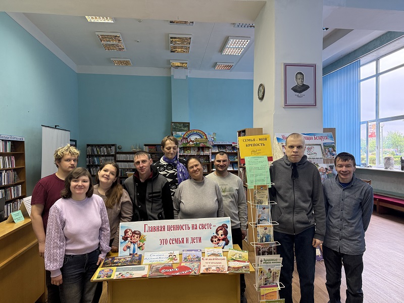 Игровую программу организовали в библиотеке им. А.П.Гайдара для участников ТЦСОН Ленинского района Бобруйска