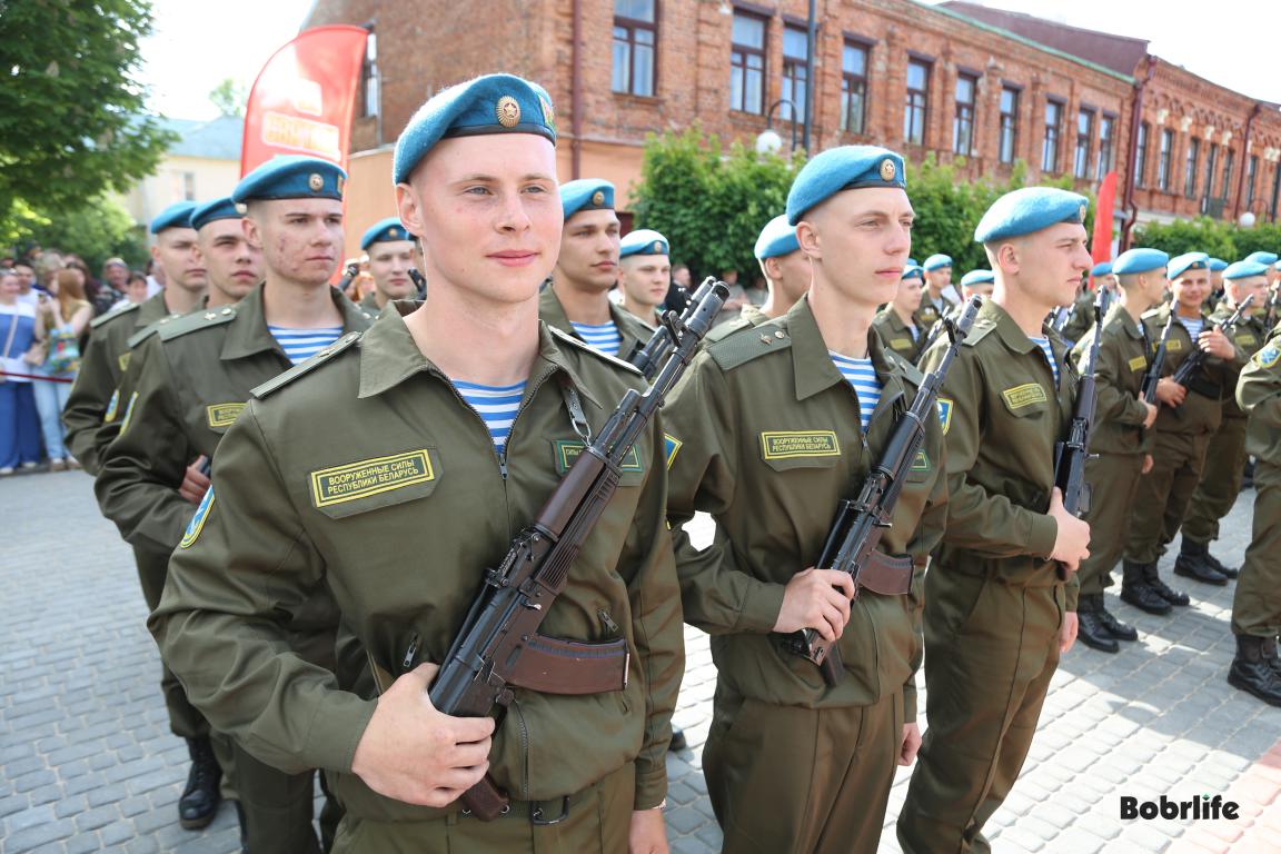 Священный долг. В Бобруйске на площади Победы молодые военнослужащие приняли присягу