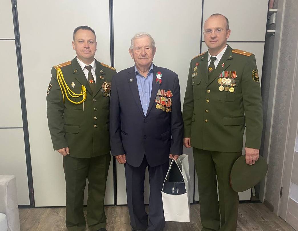 Связь поколений: офицеры военного комиссариата Бобруйска, Бобруйского, Глусского и Кировского районов поздравили ветеранов с наступающим Днем Победы