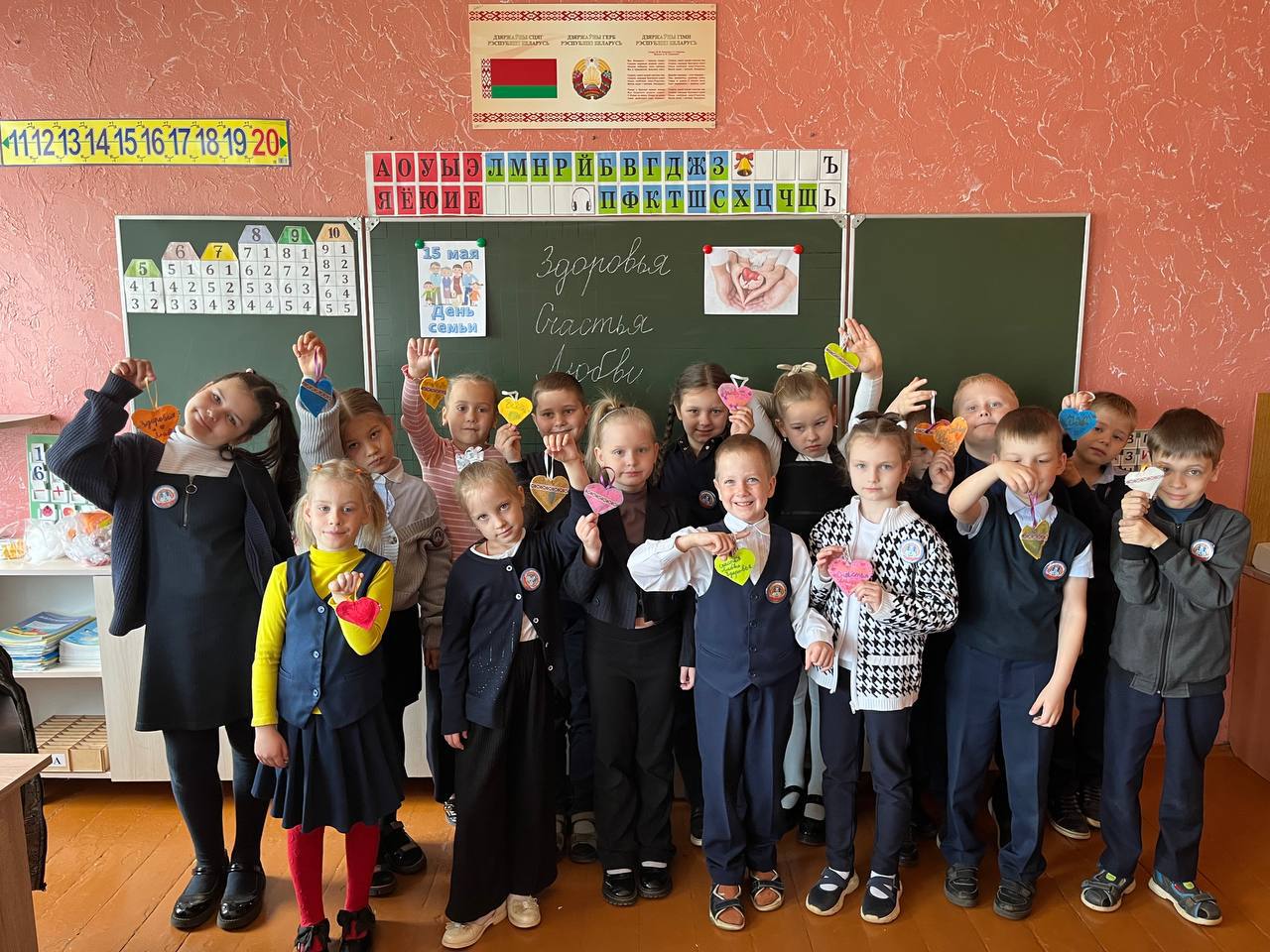 «Теплые подарки для самых близких: первоклассники Бобруйска создали фетровые «Сердечки на память» ко Дню семьи»