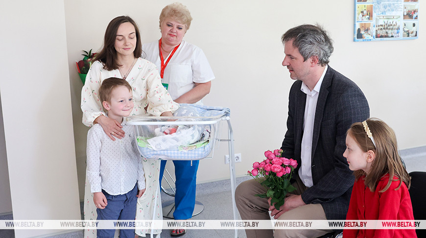 «Бацькава кашуля» для третьего ребенка. Трогательный проект для многодетных семей стартовал в Беларуси