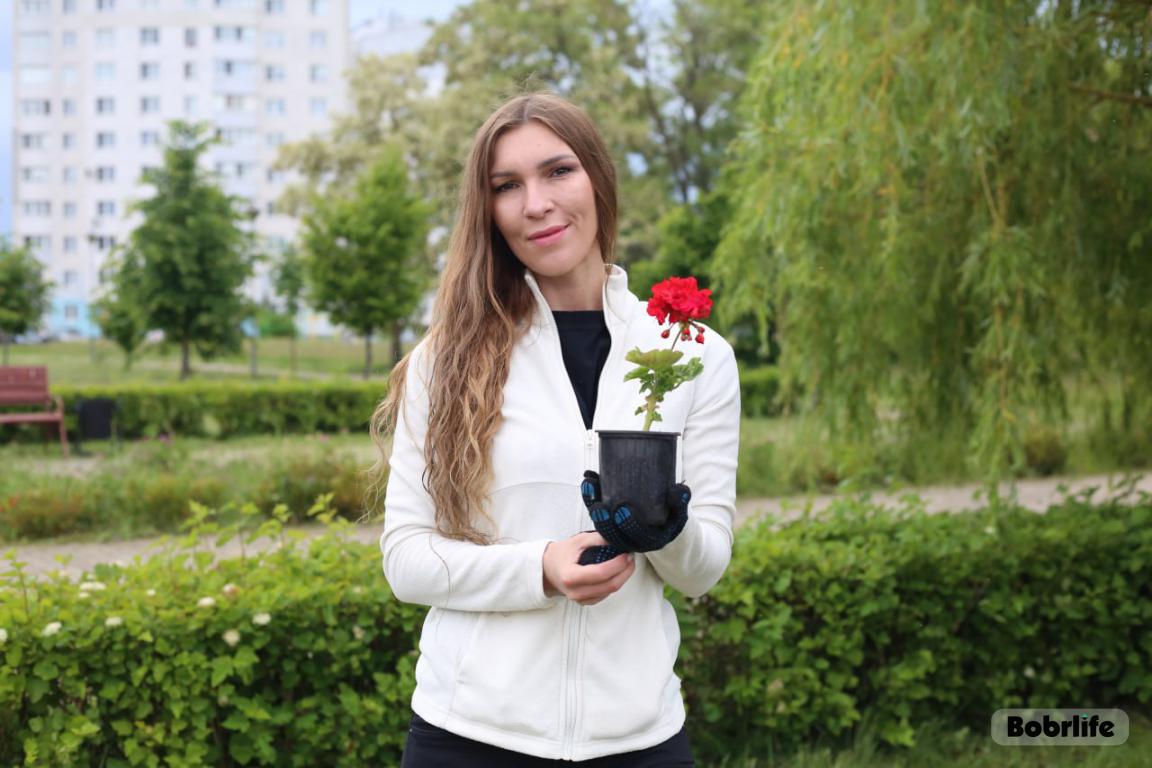 Нежные символы лета: активисты Первомайского РК ОО «БРСМ» высадили цветы в Молодежном парке
