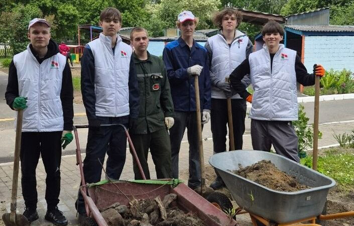 «Живи как хозяин»: бобруйские учащиеся благоустроили территорию санаторного детского сада