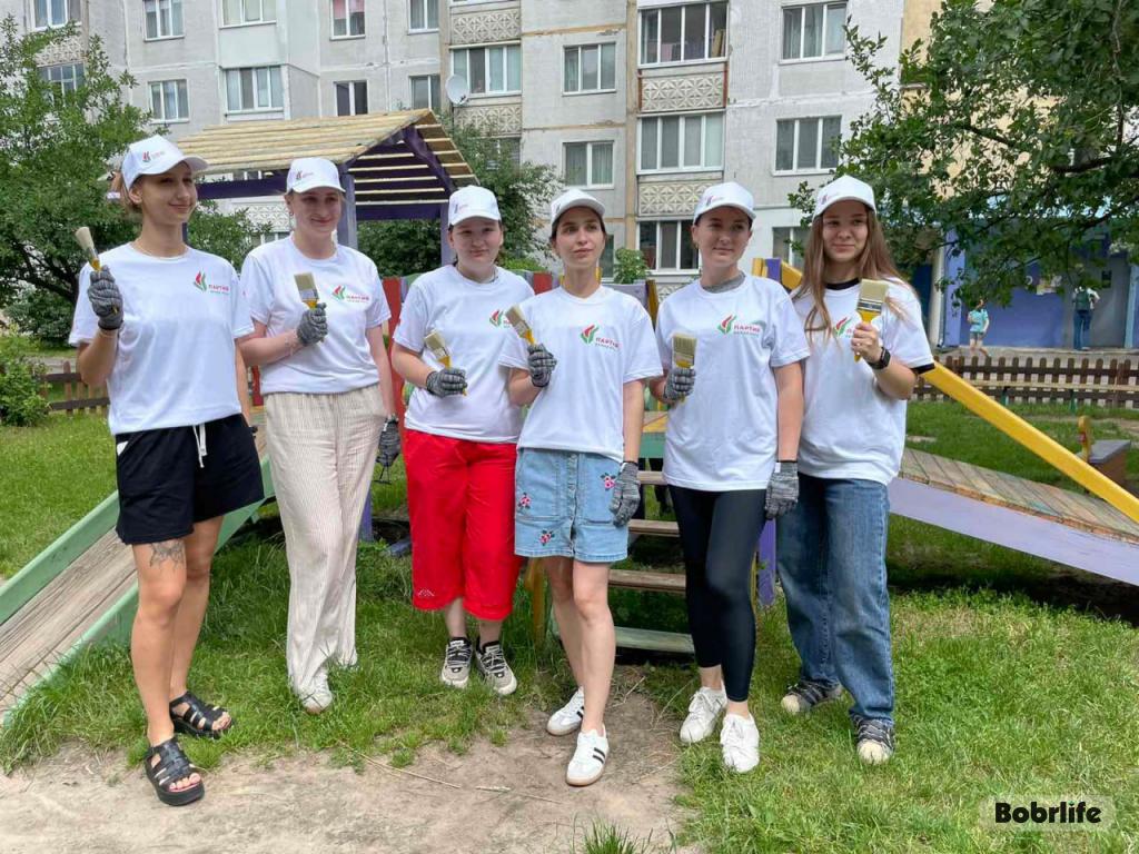 Чтобы Бобруйск стал краше. Молодежь «Искры» приняла участие в благоустройстве детской площадки