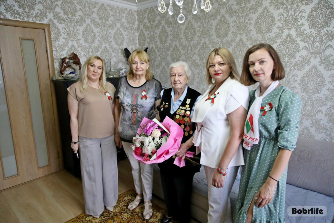 «Мы всегда с Вами!»: в канун Дня Независимости ветеран Галина Стекольникова получила теплые поздравления