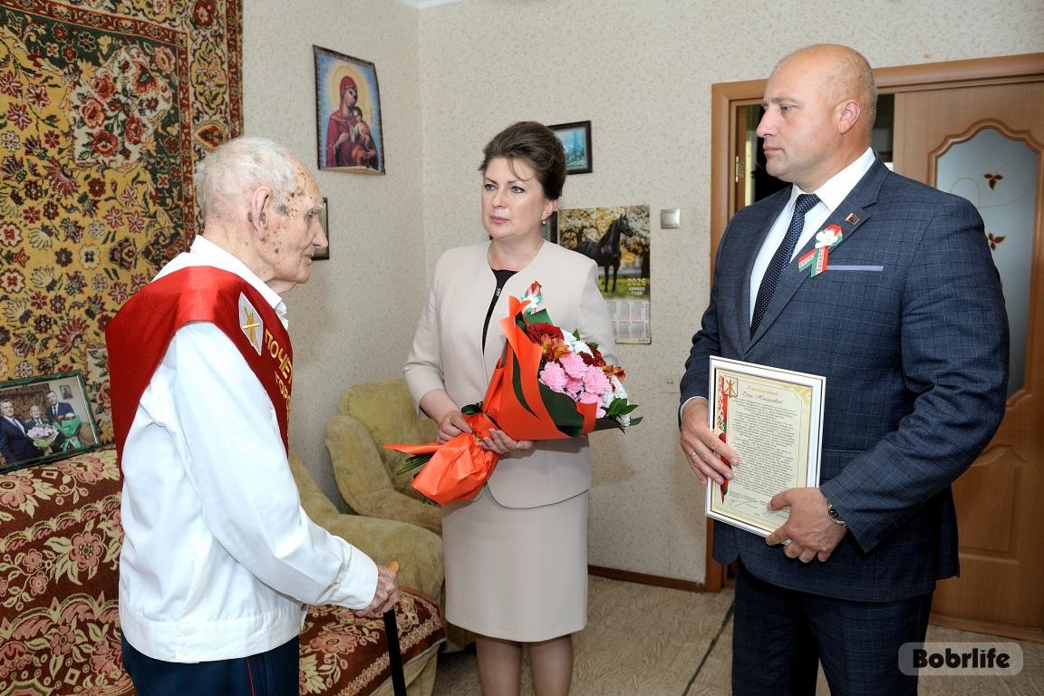 Спасибо за мирное небо! Ветеранов Бобруйска поздравили с наступающим Днем Независимости и 82-й годовщиной освобождения