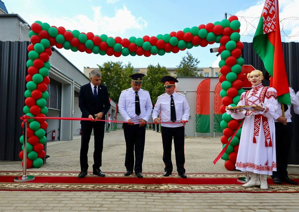 Новая точка опоры для ночных смен и тревожных выездов. В Департаменте охраны Бобруйска открылся гаражный комплекс