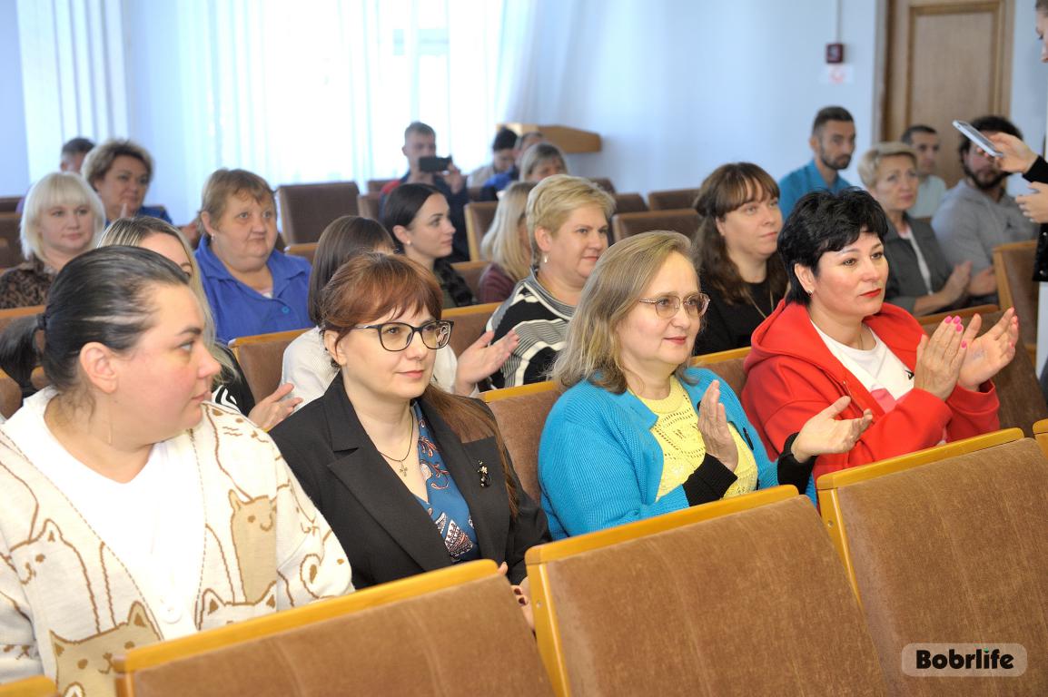 Нас объединяют хлеб и песни. Работников Бобруйского комбината хлебопродуктов поздравили с Днем народного единства