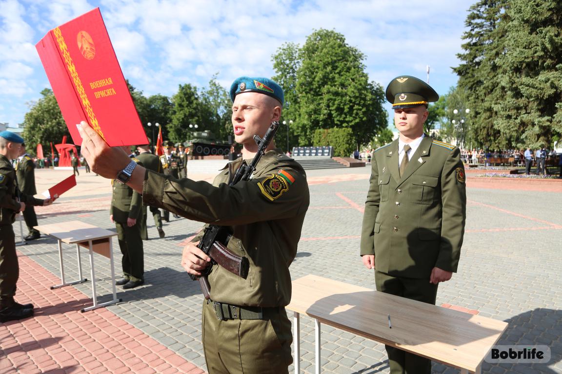 В Бобруйске на площади Победы молодые военнослужащие приняли присягу