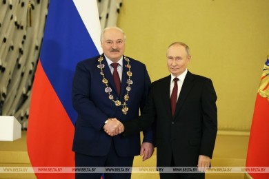 Путин вручил Лукашенко орден Святого апостола Андрея Первозванного